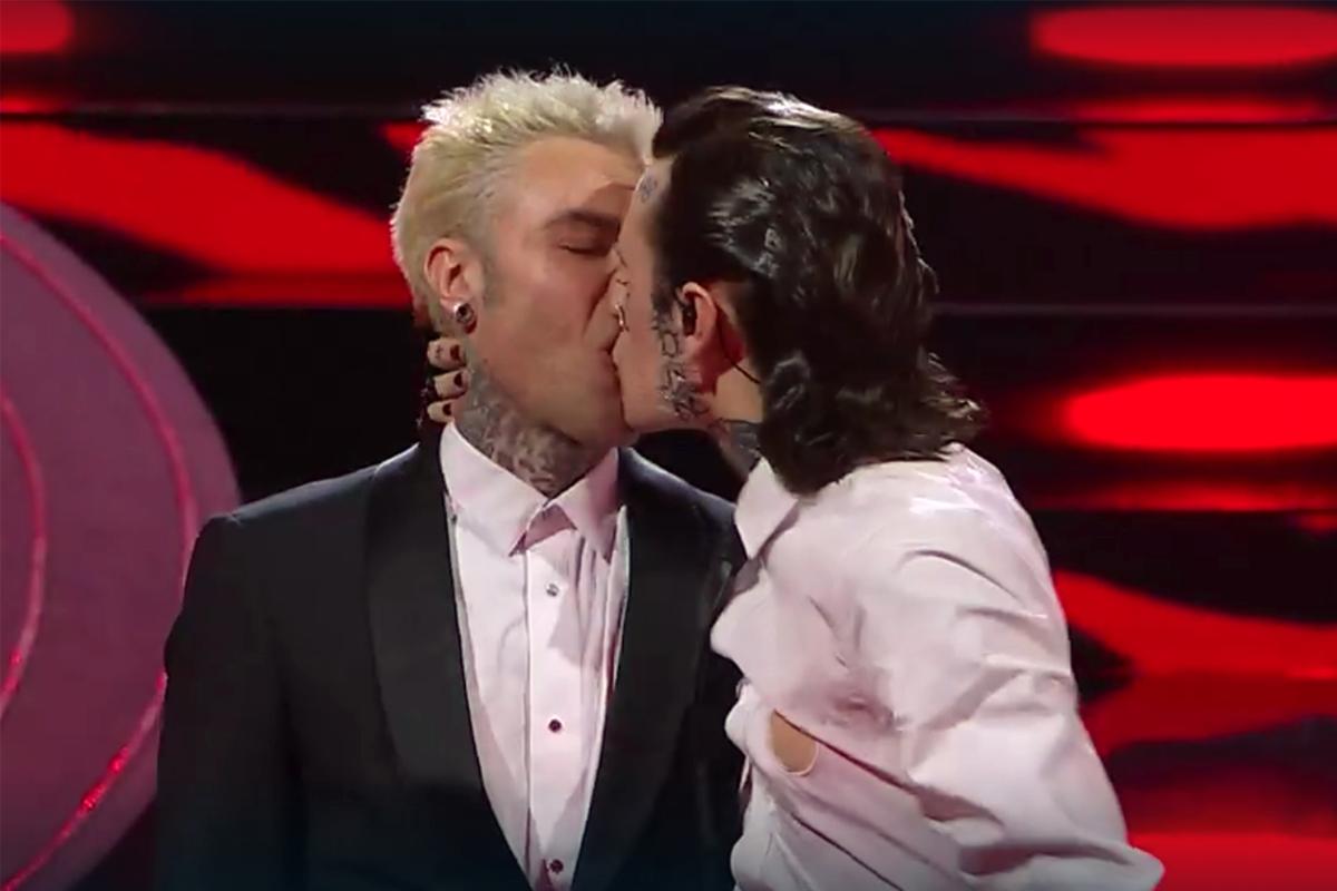 Sanremo 2023, Rosa Chemical bacia in bocca Fedez e mima un rapporto. E Fiorello… Sanremo 2023, Rosa Chemical bacia in bocca Fedez e mima un rapporto. E Fiorello…