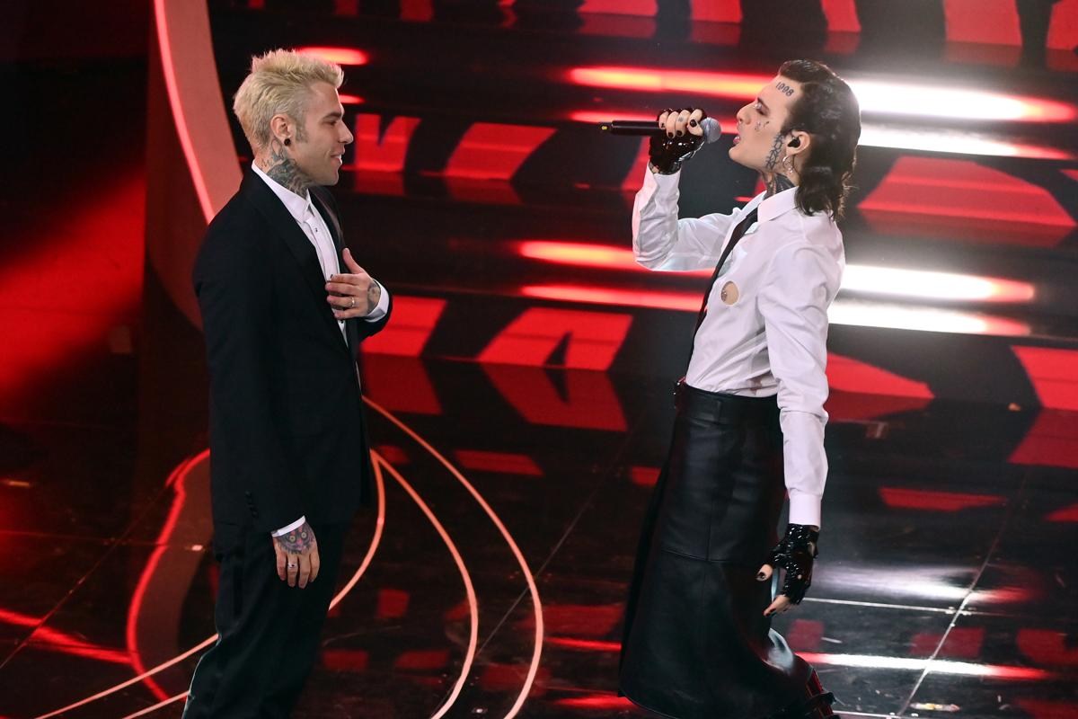 Sanremo 2023, Rosa Chemical bacia in bocca Fedez e mima un rapporto. E Fiorello… Sanremo 2023, Rosa Chemical bacia in bocca Fedez e mima un rapporto. E Fiorello…