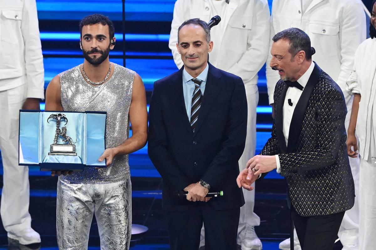 Sanremo, Mengoni invitato a Kiev da Zelensky: “Sarebbe bello andarci tutti”