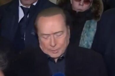 Regionali, Berlusconi show al seggio: “Ho votato per l’Inter”