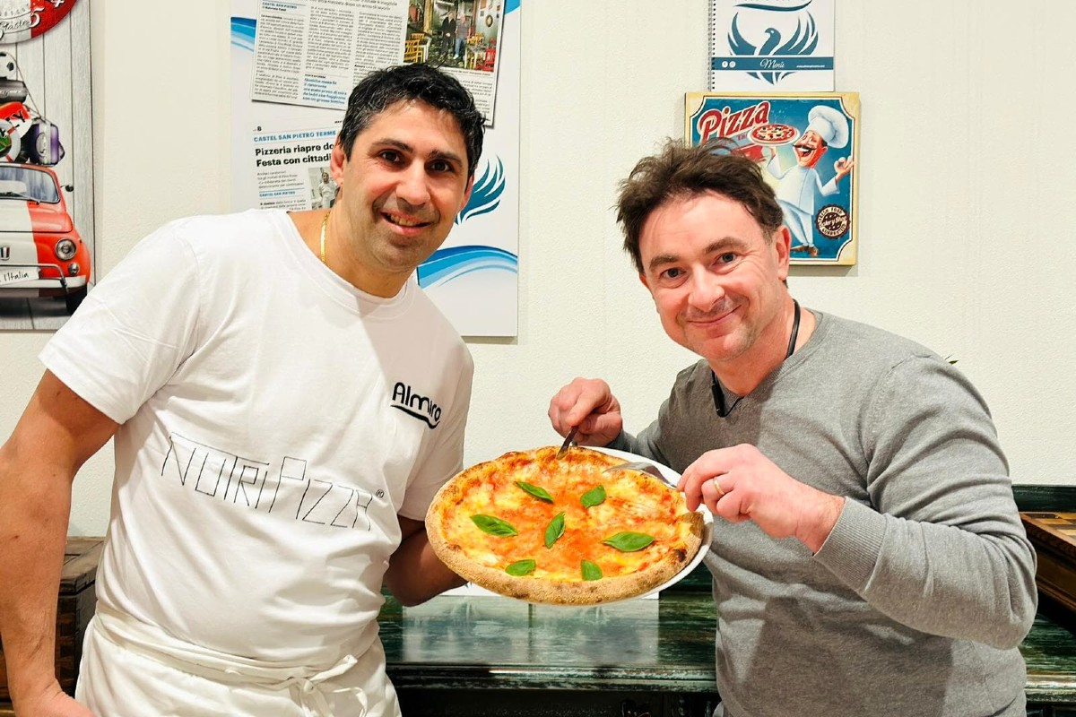 Bologna, farina di grillo nella pizza. Ira dei social contro il pizzaiolo Bologna, farina di grillo nella pizza. Ira dei social contro il pizzaiolo