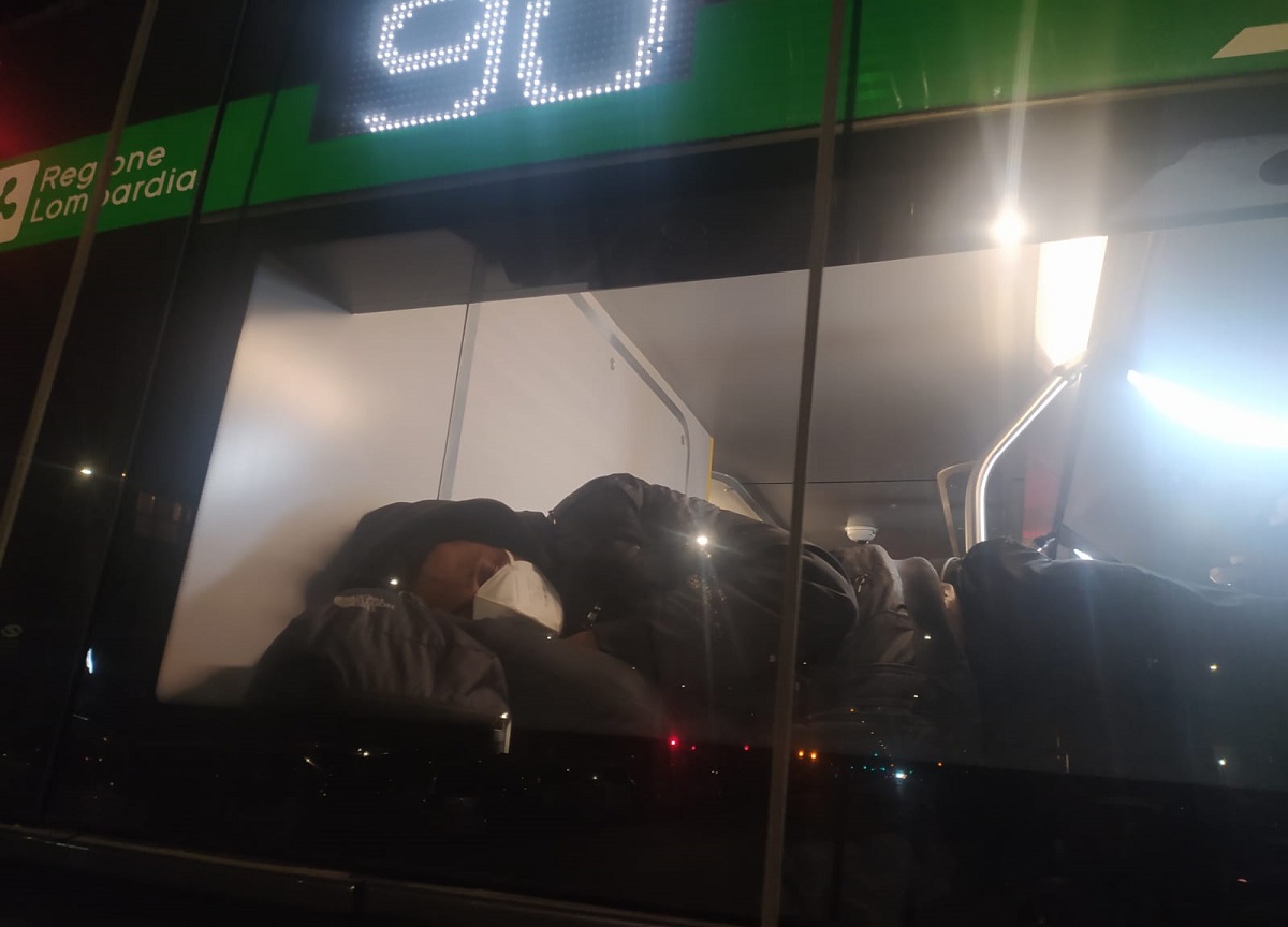 Milano, senzatetto dormono sulla 90 perchè i centri accoglienza sono insicuri Milano, senzatetto dormono sulla 90 perchè i centri accoglienza sono insicuri