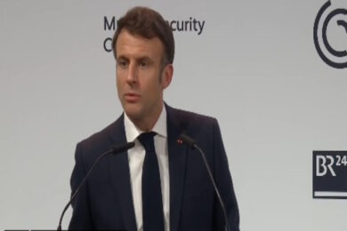 Ucraina, Macron-Scholz pronti a guerra lunga: “L’Ue deve investire in armi”