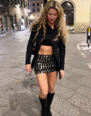 Camila Giorgi, l’abito sale: vestitino cortissimo (e quella citazione è da vera… Queen!)