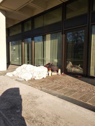 Pd, Bonaccini si è tatuato le sopracciglia: l’emblema di una sinistra vanitosa