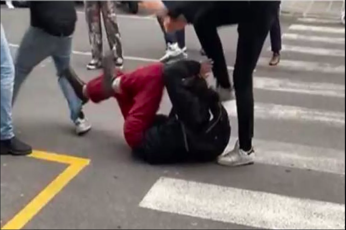Firenze, pugni e calci davanti a liceo: ipotesi di una aggressione squadrista Firenze, pugni e calci davanti a liceo: ipotesi di una aggressione squadrista