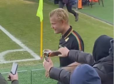 Attaccante del Venezia va in gol e brinda con una birra insieme ai tifosi