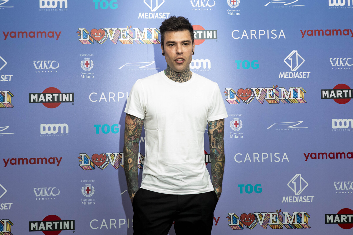 Fedez contro Giordano: “Non sono omosessuale, ma se lo fossi…”. Insulti choc