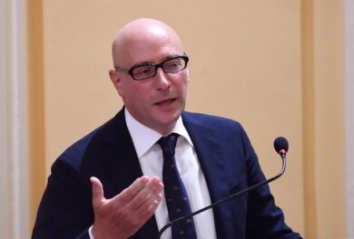 Mario Vattani al posto di Paolo Glisenti. È noto come “Console fascio-rock”