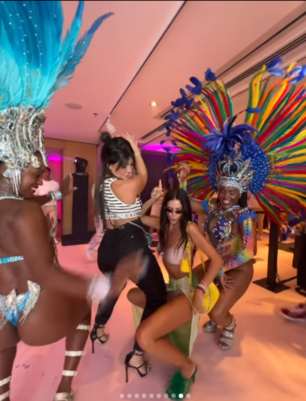 Wanda Nara show in Brasile. E che balli con la sorella Zaira.. Foto