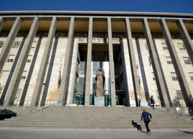 Solinas come “il trota”, ha preso la laurea a Tirana. Per i pm è corruzione