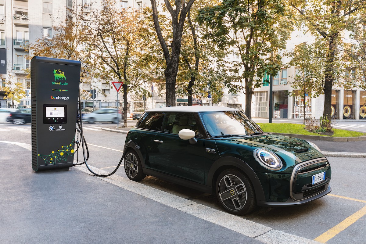 Accordo tra BMW e Plenitude per tariffe dedicate alla ricarica elettrica