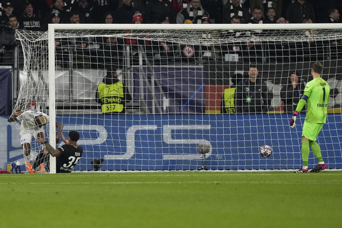 Osimhen, mister 150 milioni stende l’Eintracht. Napoli ora sogna la Champions