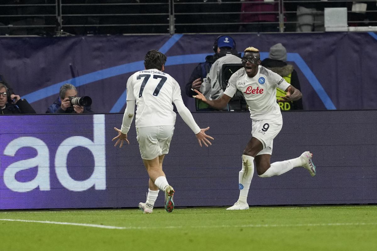 Osimhen, mister 150 milioni stende l’Eintracht. Napoli ora sogna la Champions