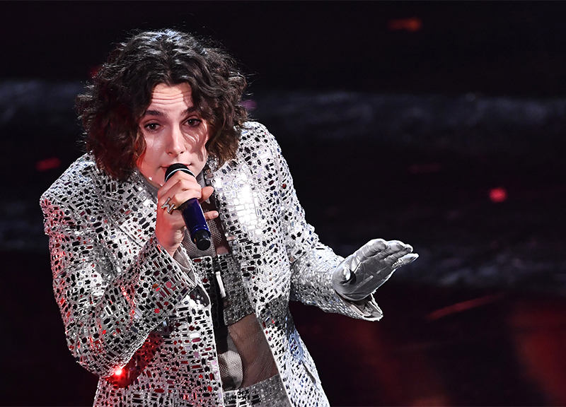Madame sviene sul piano: “Devo dormire” e festeggia il successo su Spotify Madame sviene sul piano: “Devo dormire” e festeggia il successo su Spotify