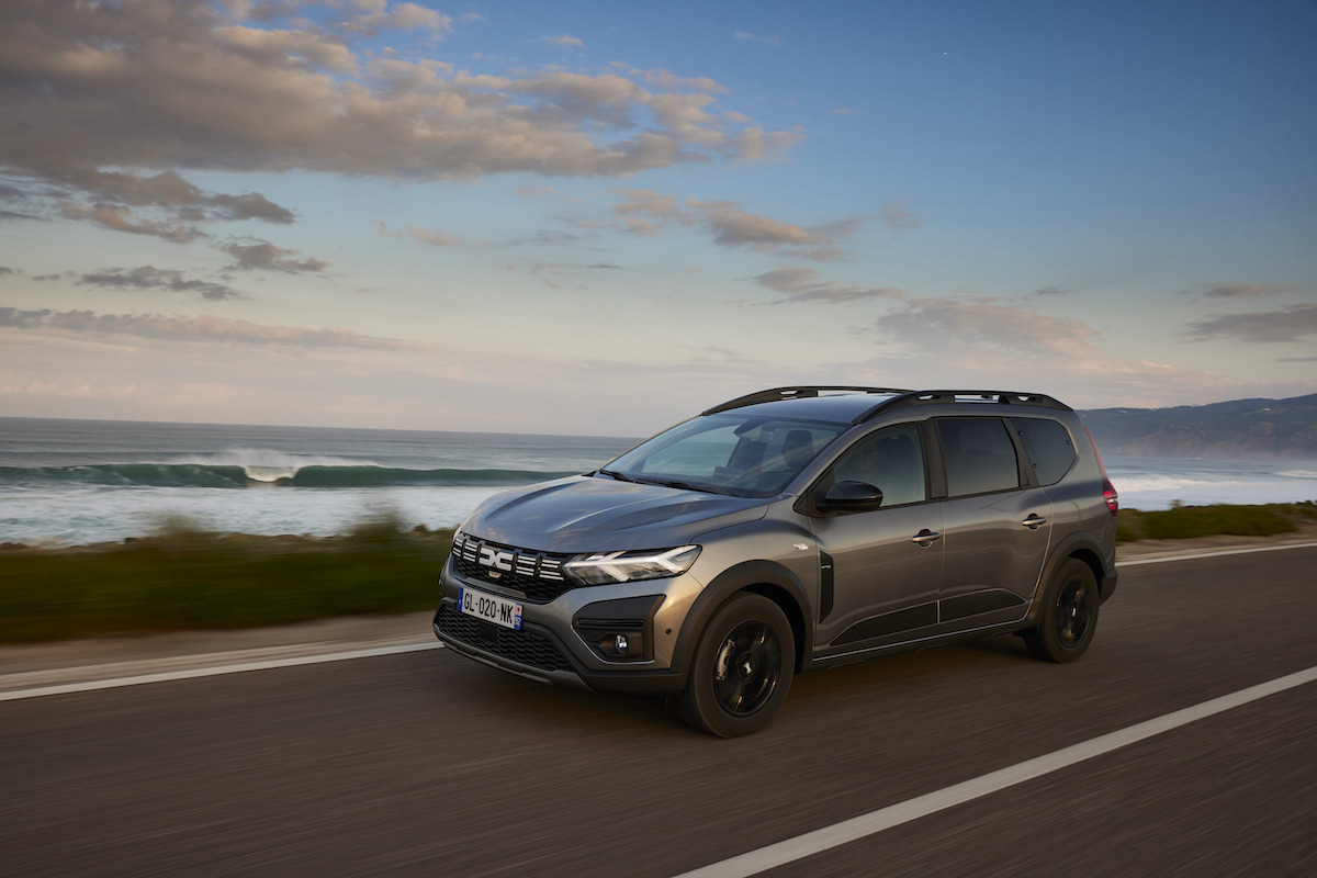 La versatile Dacia Jogger ora è anche ibrida La versatile Dacia Jogger ora è anche ibrida