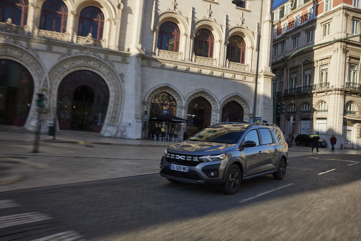La versatile Dacia Jogger ora è anche ibrida La versatile Dacia Jogger ora è anche ibrida