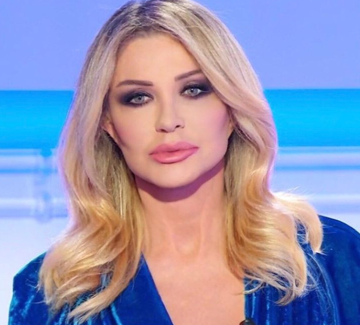 Paola Ferrari come Sharon Stone, sotto il vestito niente? Web in tilt. VIDEO Paola Ferrari come Sharon Stone, sotto il vestito niente? Web in tilt. VIDEO