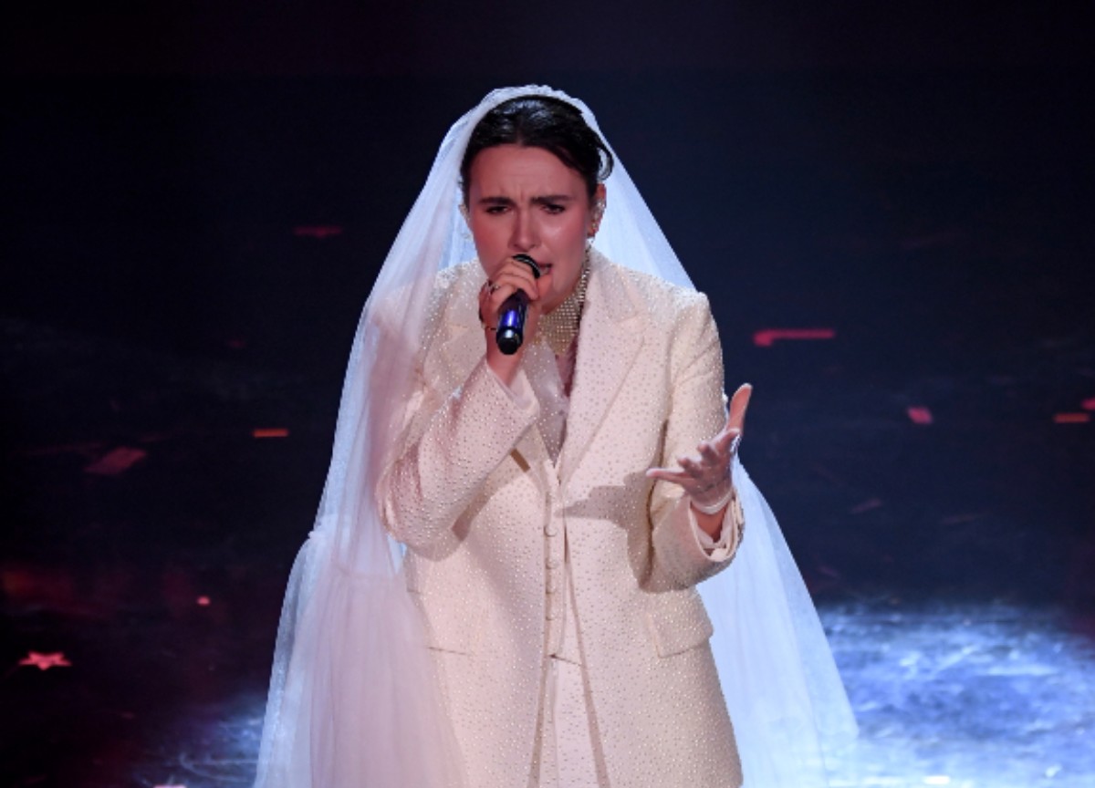 Madame sviene sul piano: “Devo dormire” e festeggia il successo su Spotify Madame sviene sul piano: “Devo dormire” e festeggia il successo su Spotify