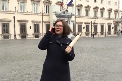 Affari spopola su Striscia La Notizia con le sopracciglia di Bonaccini- VIDEO