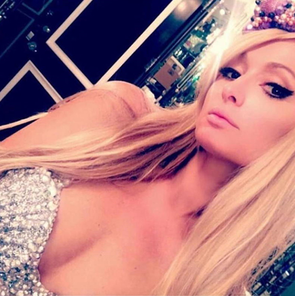 Paris Hilton presenta il figlio sui social. Ecco come si chiama