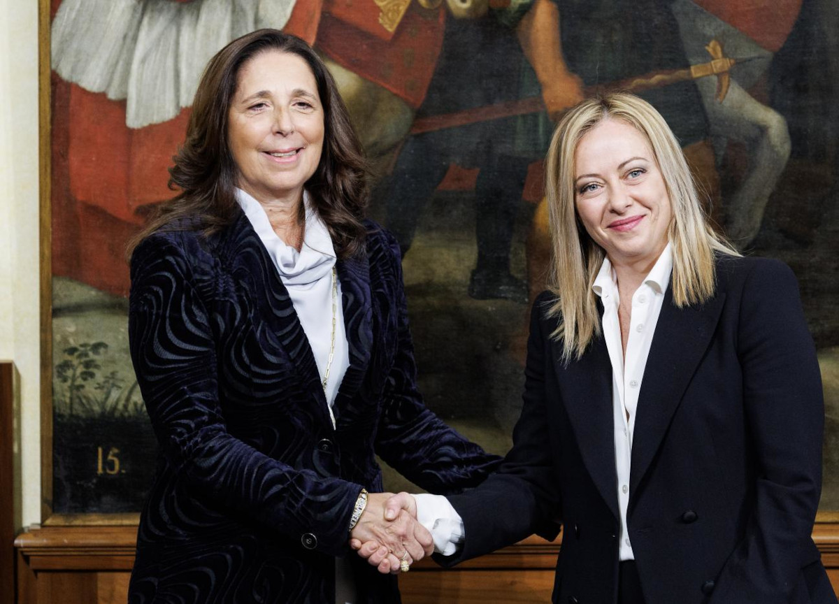 Fdi, Isabella Rauti imbraccia un mitra: polemica. I Verdi: “Fatto gravissimo”