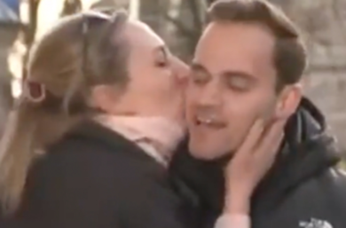 Giornalista baciato in diretta, ira social: “E se fosse stato un uomo?”