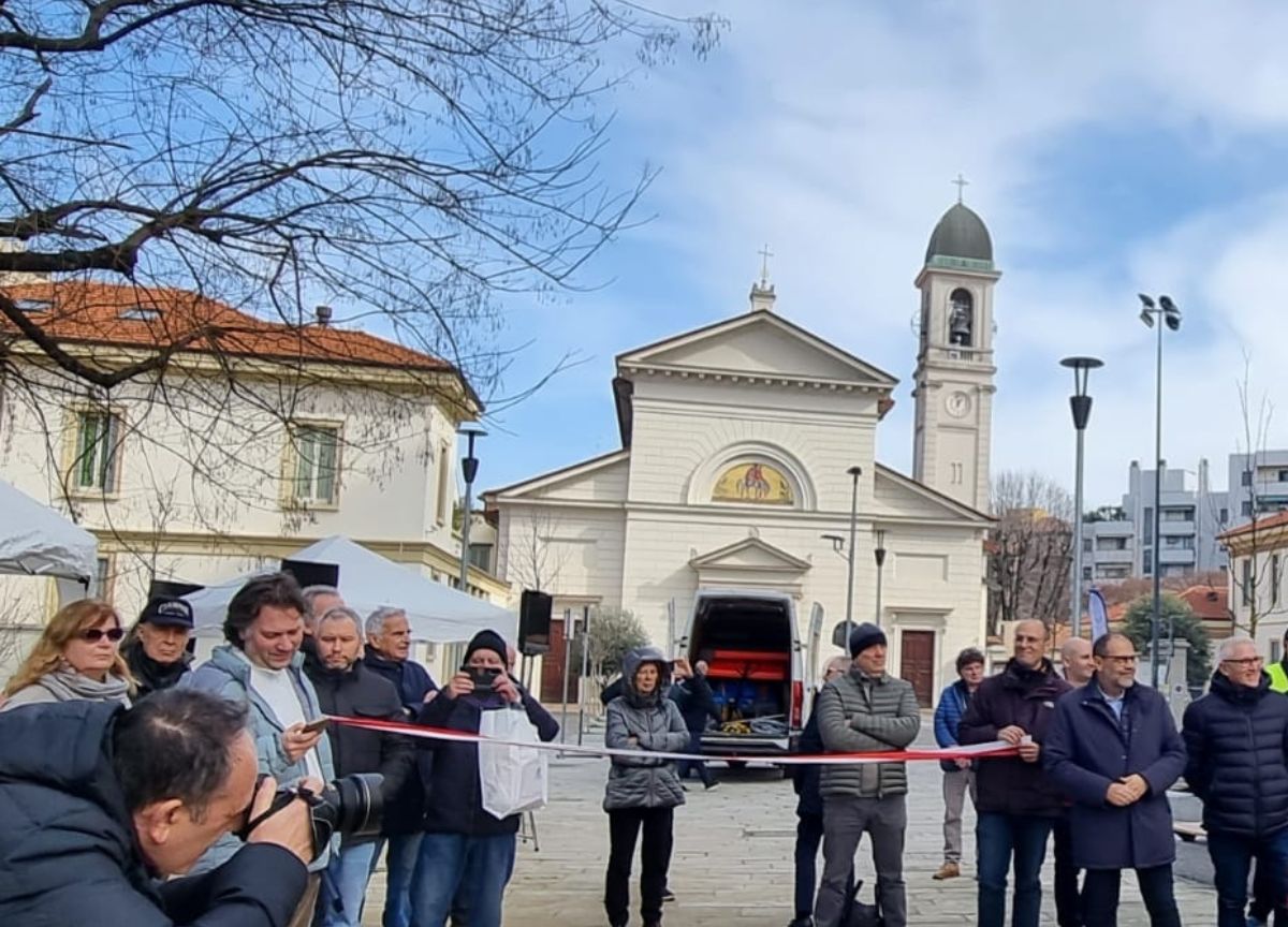 Piazza Belloveso inaugurata dopo la fine dei lavori Piazza Belloveso inaugurata dopo la fine dei lavori