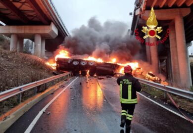 Tir precipita dall’A1, morto l’autista. A fuoco l’Autostrada del Sole