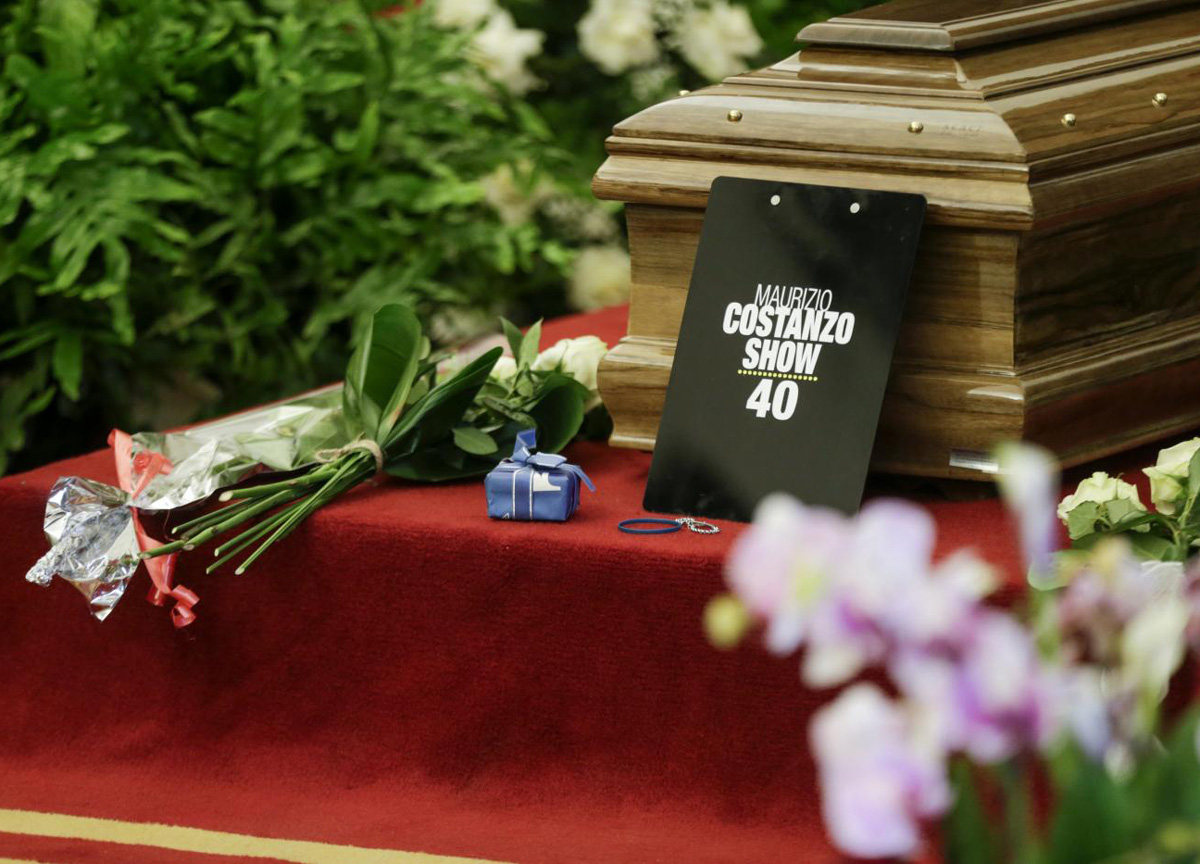 Selfie in camera ardente Costanzo, Rita Dalla Chiesa: “Questa è la sua faccia”