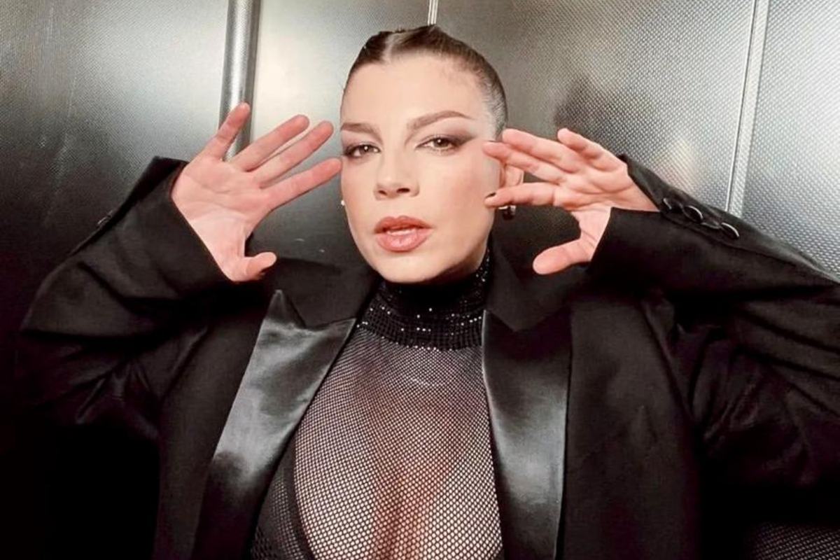 Emma Marrone è la dark lady della MFW. Il top a rete stuzzica i fan