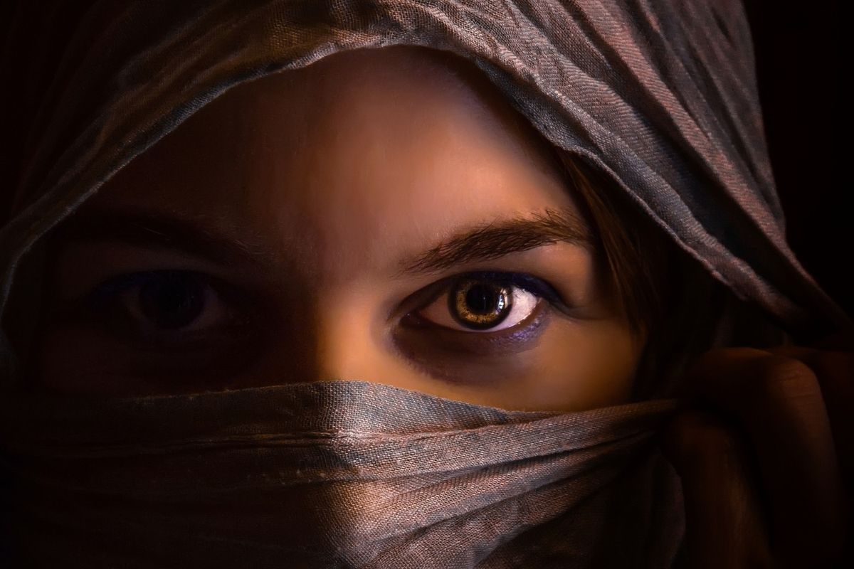 Sedicenne pubblica video senza velo. Il padre la picchia con violenza Sedicenne pubblica video senza velo. Il padre la picchia con violenza