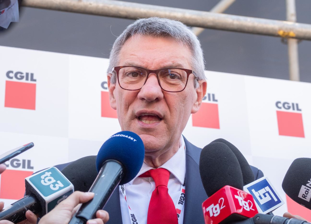 Cigl, Landini: “La settimana lavorativa deve essere di 4 giorni. Più dignità” Cigl, Landini: “La settimana lavorativa deve essere di 4 giorni. Più dignità”