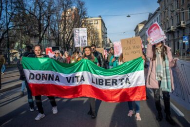 Orrore in Iran, bambine avvelenate: “Vogliamo chiudere le scuole femminili”