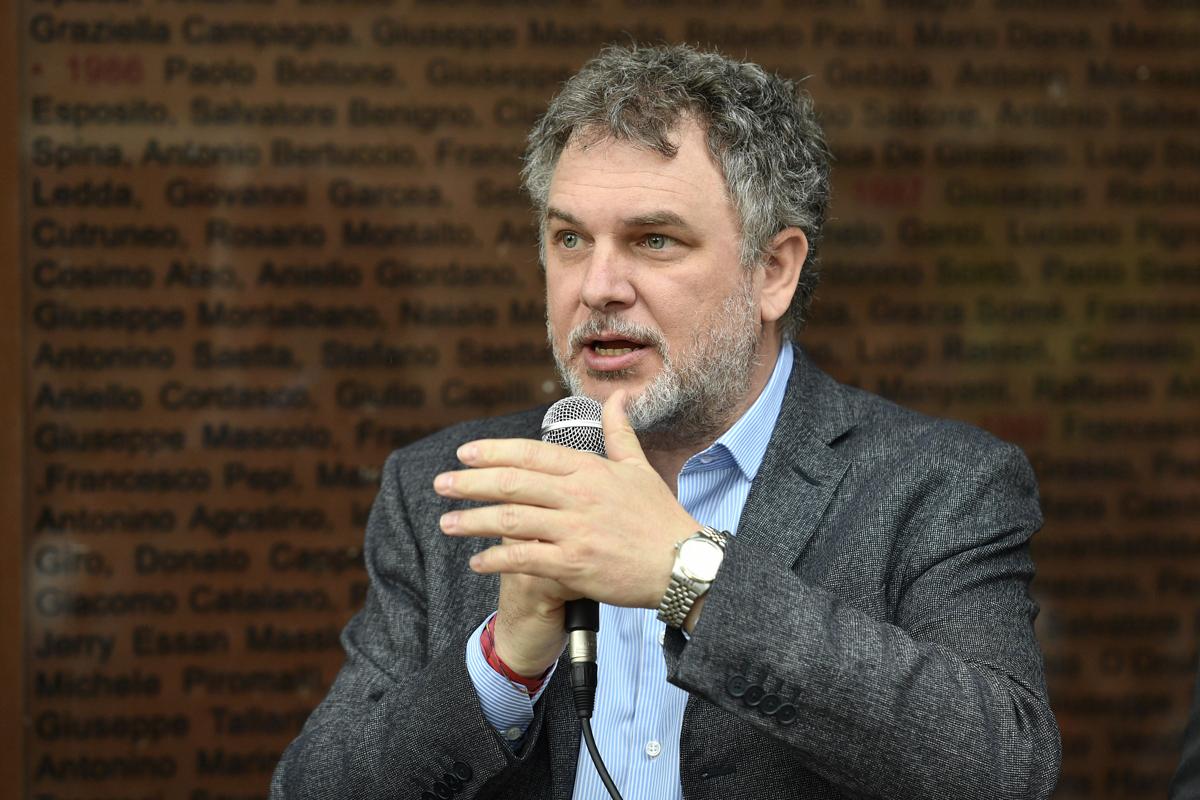 Lirio Abbate, lascia L’Espresso: ora è caporedattore a Repubblica Lirio Abbate, lascia L’Espresso: ora è caporedattore a Repubblica