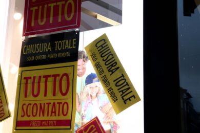 Negozi, in 10 anni persi 100mila esercizi, crescono i lavoratori stranieri