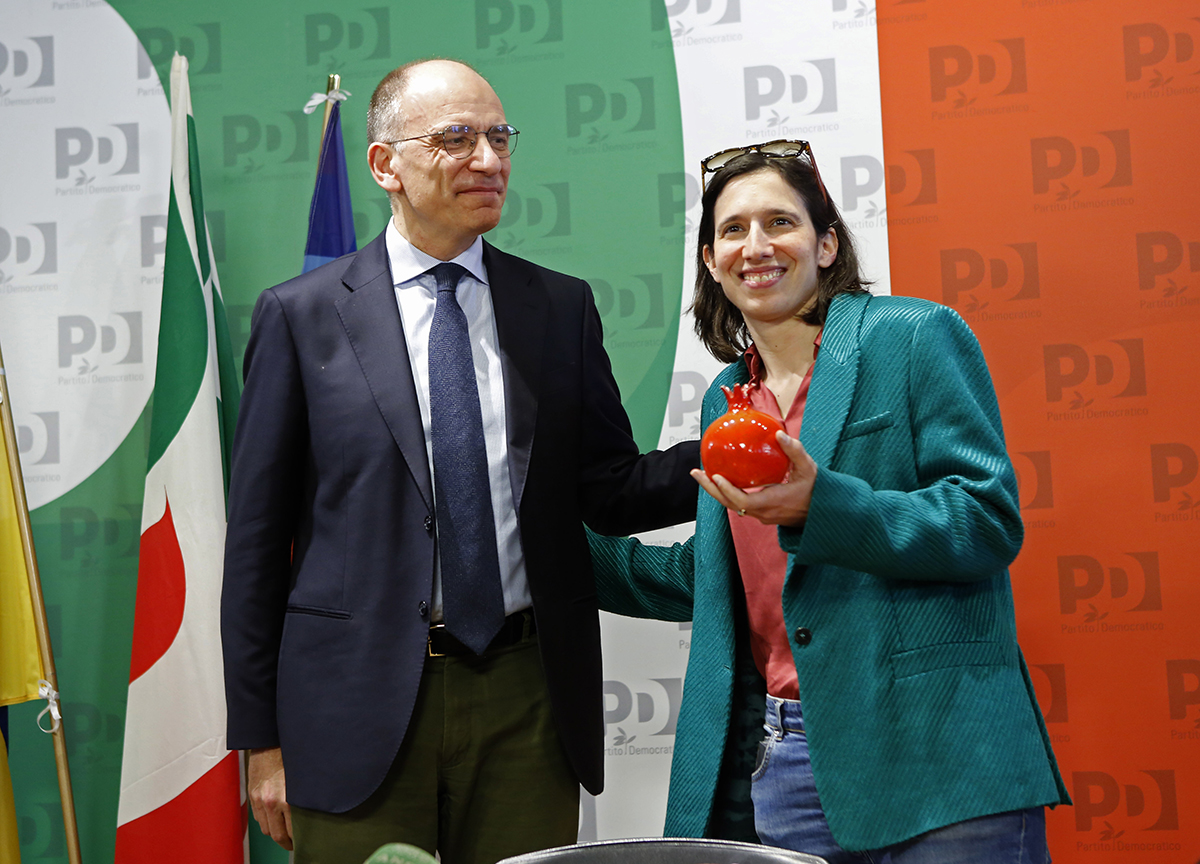 Letta dona un melograno a Schlein: passaggio di consegne nel Pd. VIDEO Letta dona un melograno a Schlein: passaggio di consegne nel Pd. VIDEO