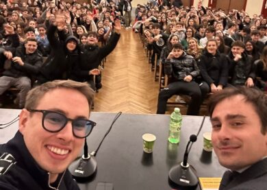 Max Felicitas in cattedra parla di sesso al liceo: “Non fatevi mai filmare”