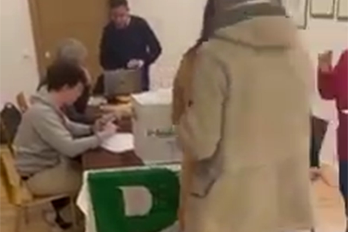 Primarie Pd, militante di destra vota 5 volte in diversi seggi. Video choc Primarie Pd, militante di destra vota 5 volte in diversi seggi. Video choc