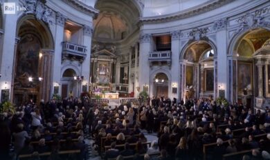 Costanzo, i funerali a Piazza del Popolo. In migliaia per l’ultimo saluto