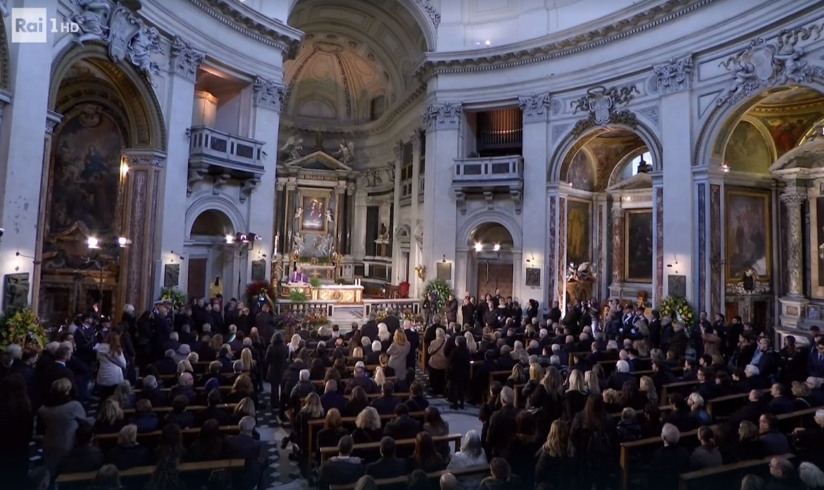 Costanzo, i funerali a Piazza del Popolo. In migliaia per l’ultimo saluto Costanzo, i funerali a Piazza del Popolo. In migliaia per l’ultimo saluto