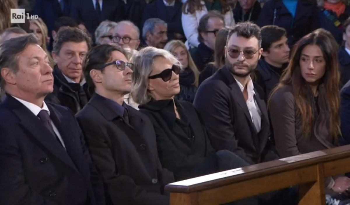 Costanzo, i funerali a Piazza del Popolo. In migliaia per l’ultimo saluto Costanzo, i funerali a Piazza del Popolo. In migliaia per l’ultimo saluto
