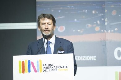 Pd, Franceschini ha scelto Schlein: non sbaglia mai. Una poltrona alla moglie