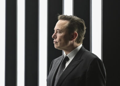 Elon Musk torna a essere l’uomo più ricco del mondo e scavalca Bernard Arnault