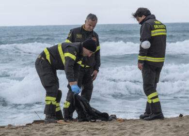 Crotone, scontro di versioni sul naufragio tra Guardia costiera e Frontex