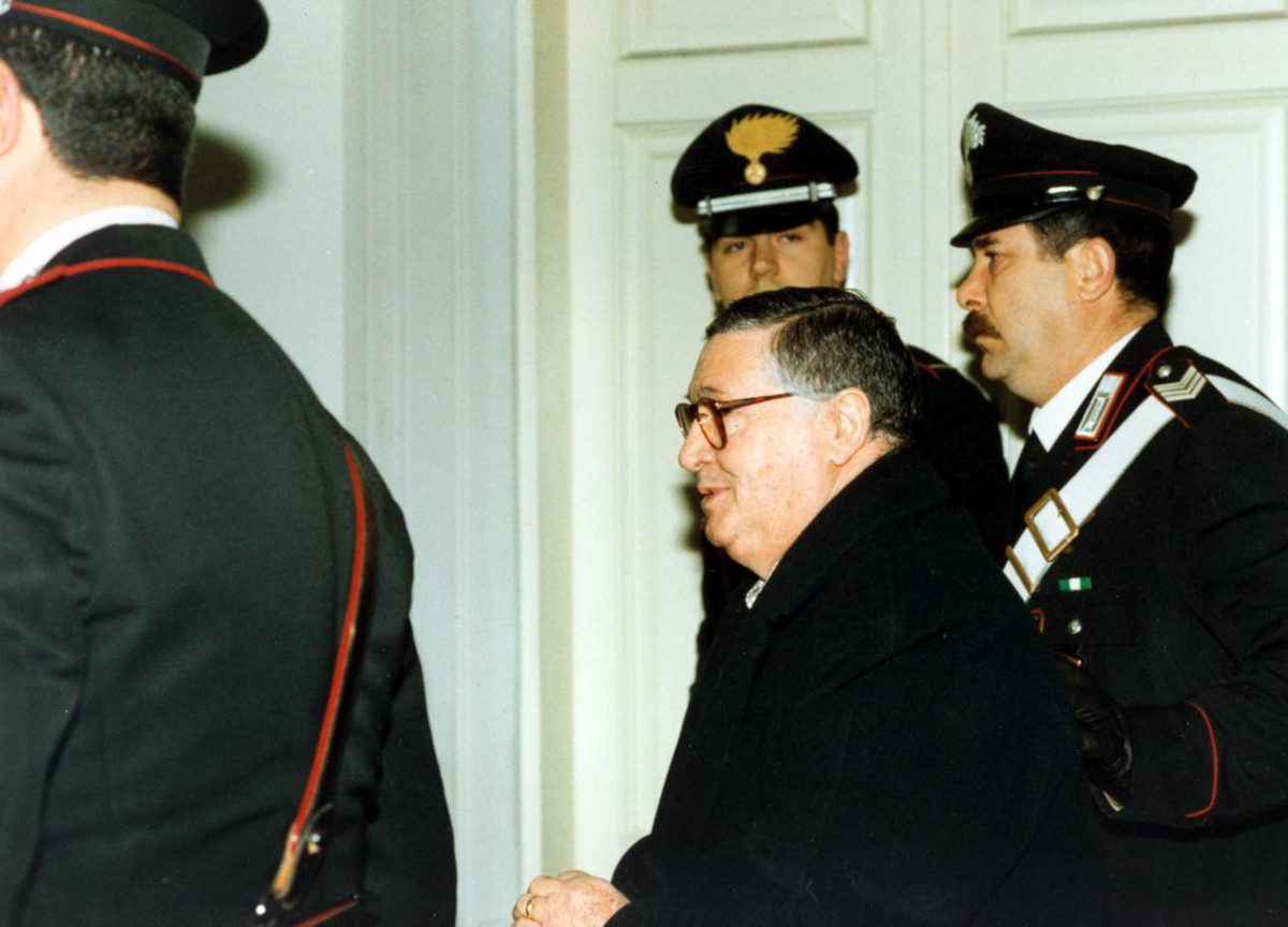 Mafia: “Quello non era il covo di Riina. Il boss teneva i pizzini in macchina”