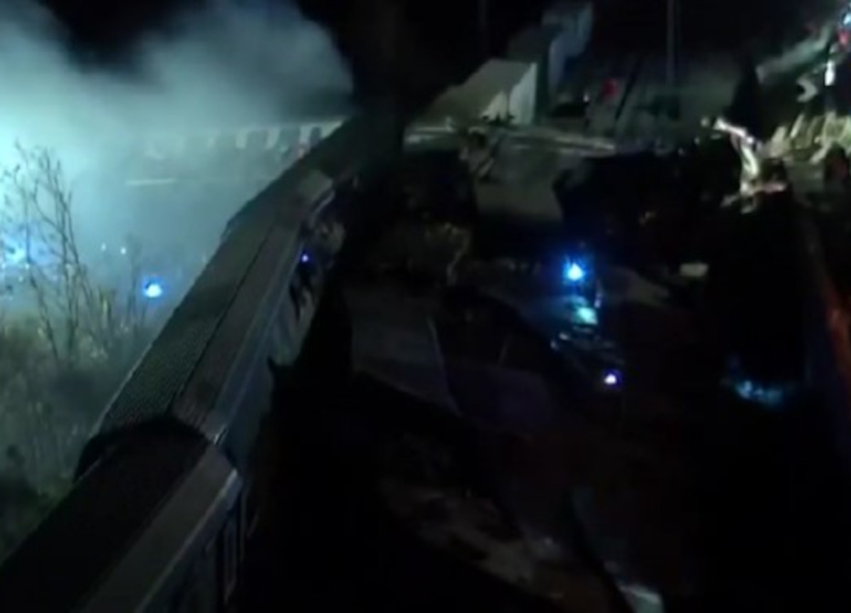 Scontro tra treni in Grecia, morti e feriti. Dimesso il ministro dei Trasporti