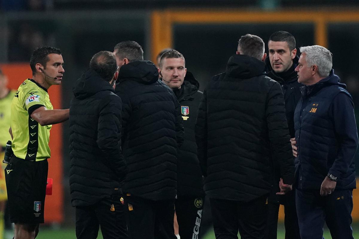 Mourinho, stangatina del giudice sportivo dopo l’espulsione di Cremonese-Roma Mourinho, stangatina del giudice sportivo dopo l’espulsione di Cremonese-Roma