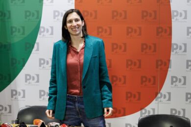 Il look di Elly Schlein? Senza senso. Ma è per questo che piace ai giovani