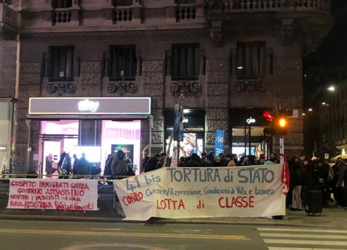 Cospito: Milano, una trentina al presidio fuori da sede FdI Cospito: Milano, una trentina al presidio fuori da sede FdI